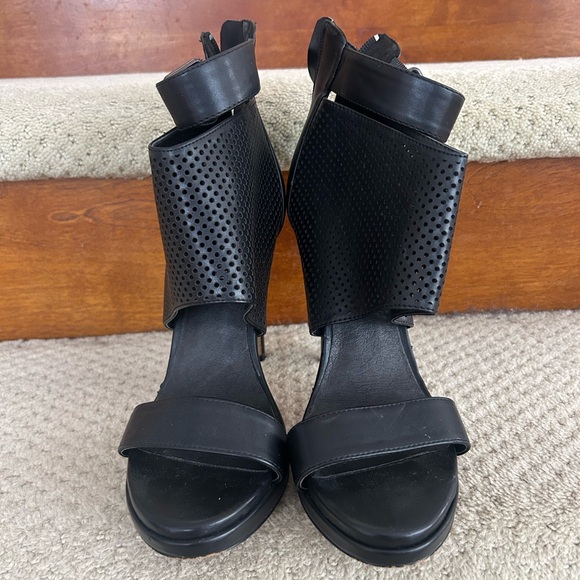 Aldo Black Perforated Heels - Picture 5 of 13